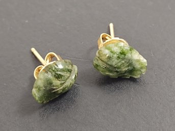 VINTAGE 14K GOLD CARVED JADE LEAF STUD EARRINGS