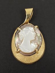 SMALL VINTAGE 14K GOLD CARVED MOTHER OF PEARL CAMEO PENDANT