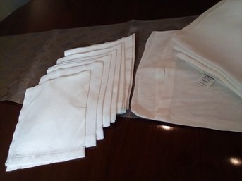 Crate & Barrel 60' X 90' Linen Hemstitch Tablecloth, Storage Bag, 8 Matching Napkins & A Runner