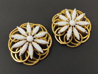 PAIR OF GOLD TONE WHITE RHINESTONE FLOWER BROOCHES