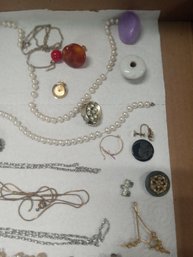 Assorted Pieces Of Jewelry Some Broken Nice For Jewelry Makers & Crafts  212 / D4