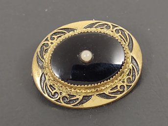 VINTAGE VICTORIAN REVIVAL GOLD TONE BLACK GLASS MOURNING BROOCH