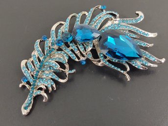 BEAUTIFUL LARGE SILVER TONE BLUE RHINESTONE FEATHER BROOCH