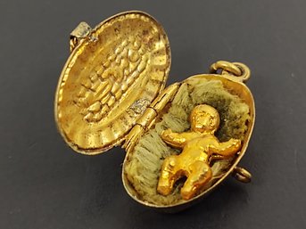 ANTIQUE EGYPTIAN REVIVAL GOLD TONE ENAMEL MOSES IN BASKET PENDANT / CHARM