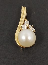 SMALL VINTAGE 10K GOLD PEARL & DIAMOND PENDANT