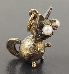 INTERESTING VINTAGE GOLD FILLED CHUBBY CAT PENDANT WITH NATURAL PEARL EYES