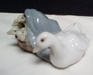 Beautiful Lladro Brand Porcelain Figurine Of Mother Duck & Ducklings In Basket.      KF-CVBK