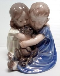 Beautiful Royal Copenhagen Of Denmark Porcelain #707 Children Hugging Puppy Dog.     KF-CVBK