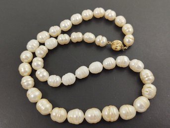 VINTAGE 14K GOLD CLAPSED GRADUATED BAROQUE PEARL NECKLACE