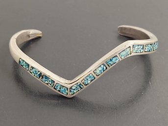 VINTAGE NATIVE AMERICAN STERLING & CRUSHED TURQUOISE INLAY BRACELET