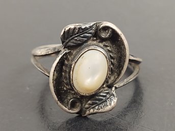 VINTAGE NAVAJO NATIVE AMERICAN STERLING SILVER MOTHER OF PEARL RING