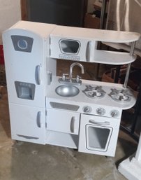 Charming Children's Toy Kitchen Made By Kid Kraft