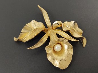 VINTAGE SIGNED BOUCHER GOLD TONE & PEARL ORCHID FLOWER OF THE MONTH BROOCH