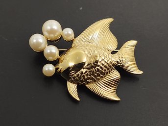 VINTAGE FISH W/ FAUX PEARL BUBBLES BROOCH