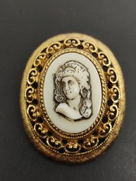 VINTAGE MOLDED GLASS CAMEO BROOCH