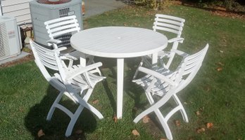 Lovely Outdoor Or Porch Plastic Table & Four Chairs
