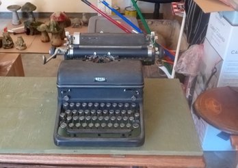 Beautiful Antique Royal Manual Typewriter Circa Mid 1940s