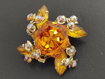 VINTAGE RHINESTONE SWIRLING BROOCH