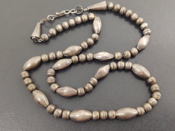 VINTAGE NATIVE AMERICAN STERLING SILVER ROUND & LONG BENCH BEADS NECKLACE
