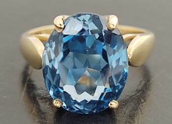 BEAUTIFUL 10K GOLD BLUE TOPAZ RING