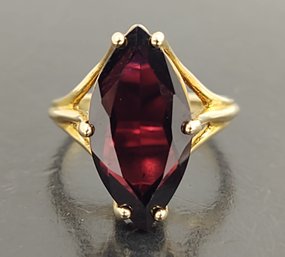 BEAUTIFUL 10K GOLD MARQUISE CUT GARNET RING