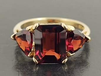 BEAUTIFUL 10K GOLD GARNET RING