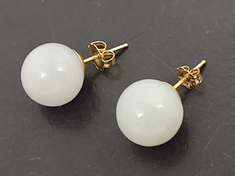 VINTAGE 14K GOLD LIGHT GREEN 10mm JADE BALL STUD EARRINGS