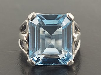 BEAUTIFUL STERLING SILVER BLUE TOPAZ RING