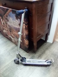Razor Scooter With Adjustable Handle Height & Padded Handle      RC/CVBK-a