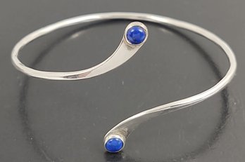 VINTAGE MID CENTURY MODERNIST SIGNED STERLING SILVER LAPIS BYPASS BRACELET