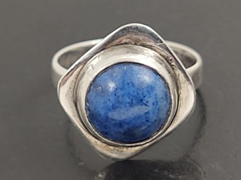 VINTAGE MID CENTURY MODERNIST STERLING SILVER LAPIS RING