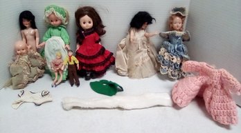 8 Vintage Dolls - Some With Blinking Eyes Plus Extra Clothing Pieces, Play Box & Zip Bag          TA/C2