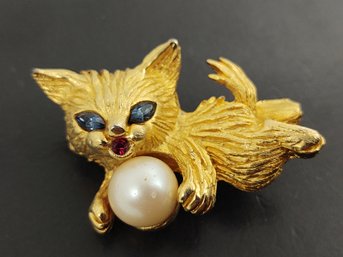 VINTAGE DESIGNER POLCINI FAUX PEARL CAT BROOCH