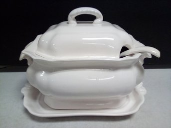 Four Piece White Ceramic Soup Tureen - Sets An Elegant Tone At Your Serving Table         DS/e2