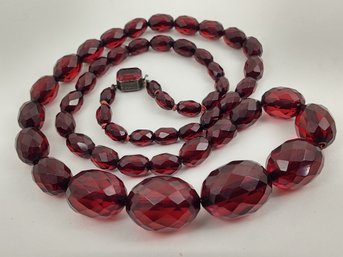 VINTAGE ART DECO FACETED CHERRY AMBER BAKELITE BEADED NECKLACE