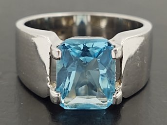 BEAUTIFUL STERLING SILVER BLUE CZ RING