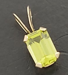 VINTAGE DAINTY 10K GOLD PERIDOT PENDANT