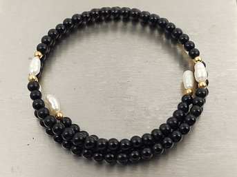 VINTAGE 14K GOLD ONYX & RISE PEARL BEADED COIL BRACELET