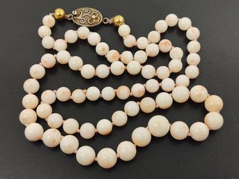 VINTAGE CHINESE GRADUATED ANGEL NATURAL ANGEL SKIN CORAL BEADS NECKLACE