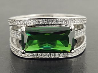 STUNNING STERLING SILVER EMERALD & CZ RING