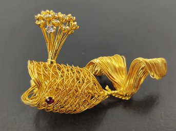 VINTAGE GOLD TONE WIRE WHALE BTOOCH W/ JEWELED WATER SPOUT