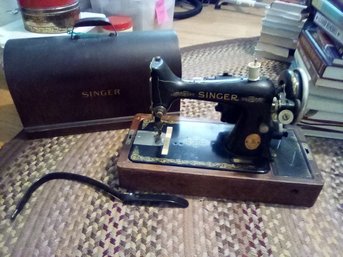 Vintage 1935 Singer Sewing Machine Gets Power & Has Lockable Wood Handled Shell For Carrrying & Storage