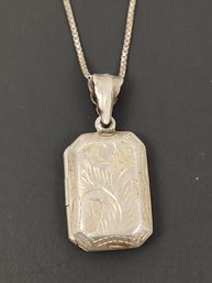 VINTAGE STERLING SILVER ETCHED LOCKET PENDANT NECKLACE