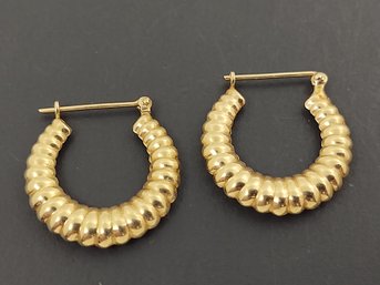 VINTAE 14K GOLD RIBBED HOOP EARRINGS