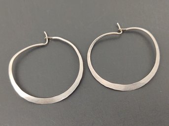 VINTAGE MID CENTURY DESIGNER STERLING SILVER HOOP EARRINGS