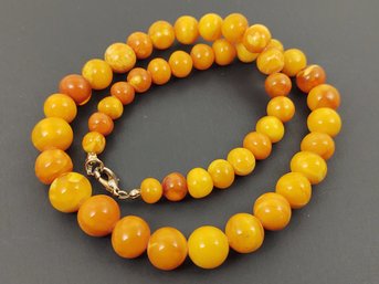 VINTAGE NATURAL EGG YOLK BALTIC AMBER GRADUATED BEADED NECKLACE