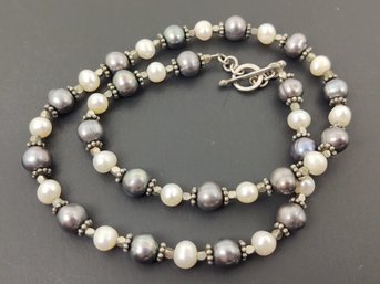 VINTAGE STERLING SILVER NATURAL GRAY & WHITE PEARLS NECKLACE