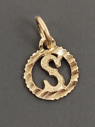 SMALL VINTAGE 10K GOLD INITIAL LETTER 'S' CHARM PENDANT