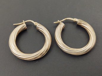 VINTAGE STERLING SILVER TWISTED RIBBED PATTERN HOOP EARRINGS