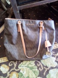 Michael Kors Replica Handled Purse With Zippered Top, 4 Button Feet, Outer/inner Compartments RC/E4